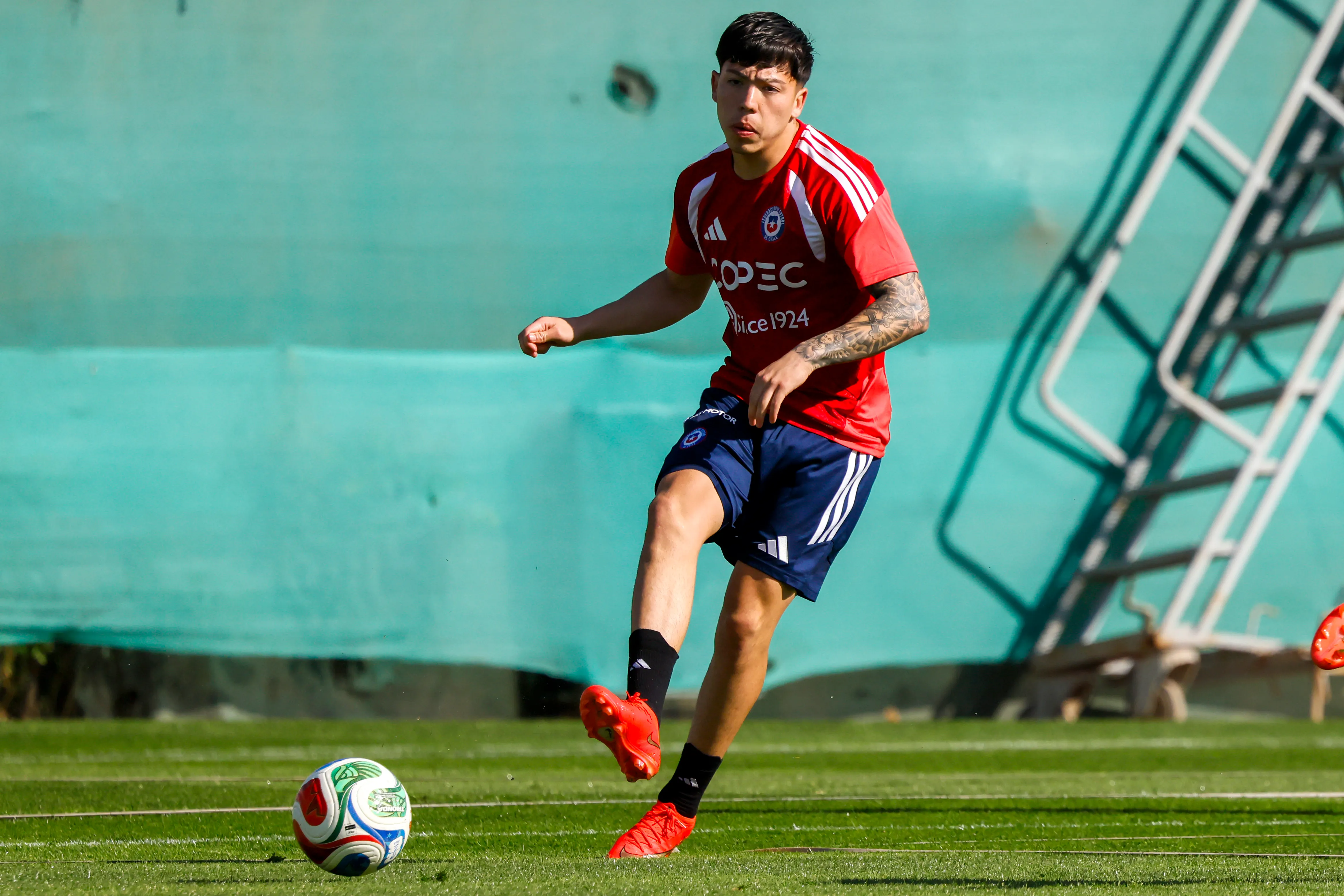 Leandro Hernández en una práctica de la Roja. (Andrés Piña/Photosport).