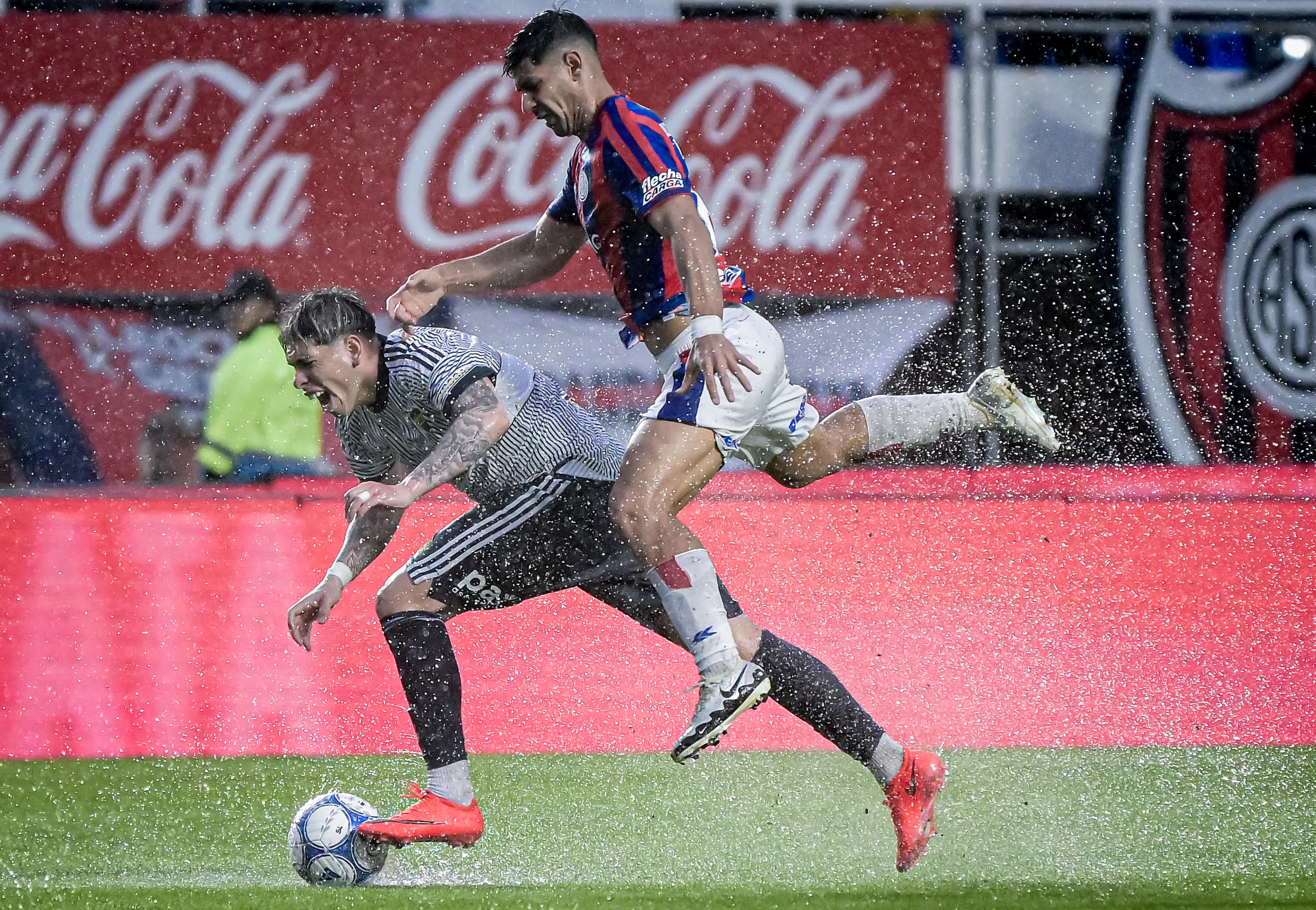 Carlos Palacios entró en un complejo momento con la lluvia. (Photo by Marcelo Endelli/Getty Images)
