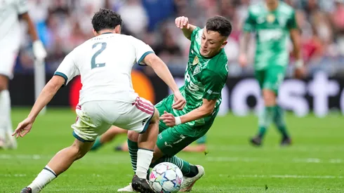 Futbol, Real Madrid vs Santiago Wanderers. Final Intercontinental Sub 20, 2026. El jugador de Santiago Wanderers Vicente Vargas, derecha, disputa el balon con Jesus Fortea durante la final intercontinental realizada en el estadio Santiago Bernabeu de Madrid, Espana. 19/09/2026 AFP7/Photosport Football, Real Madrid vs Santiago Wanderers. 2026 Intercontinental Final. Santiago Wanderers player Vicente Vargas, center, vies for the ball against Jesus Fortea of Real Madrid the 2026 Intercontinental Final at the Santiago Bernabeu in Madrid, Spain. 19/09/2026 AFP7/Photosport