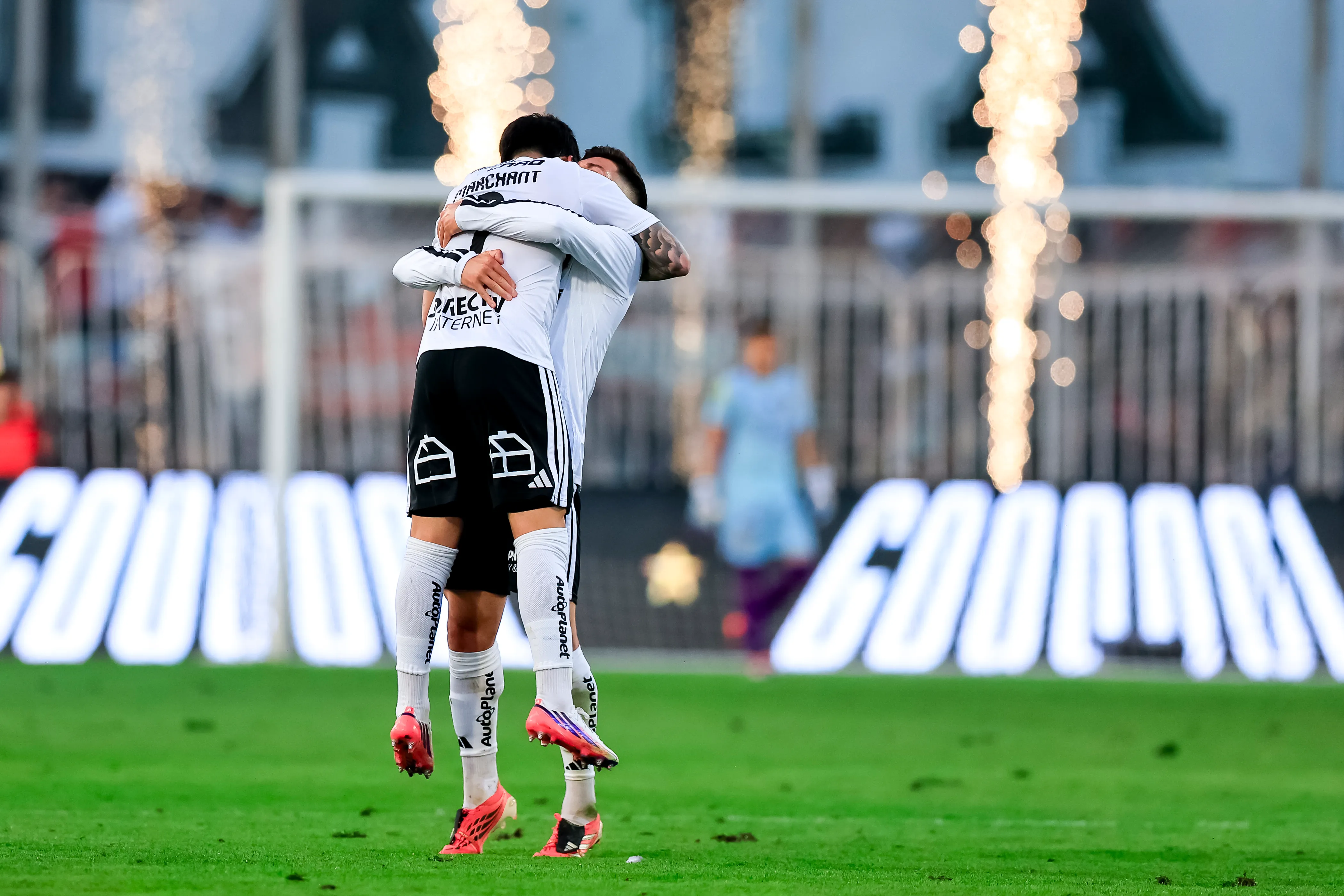 Francisco Marchant recibe el abrazo de Víctor Felipe Méndez, citado a la selección chilena para los tres amistosos en esta fecha FIFA. (Pepe Alvujar/Photosport).