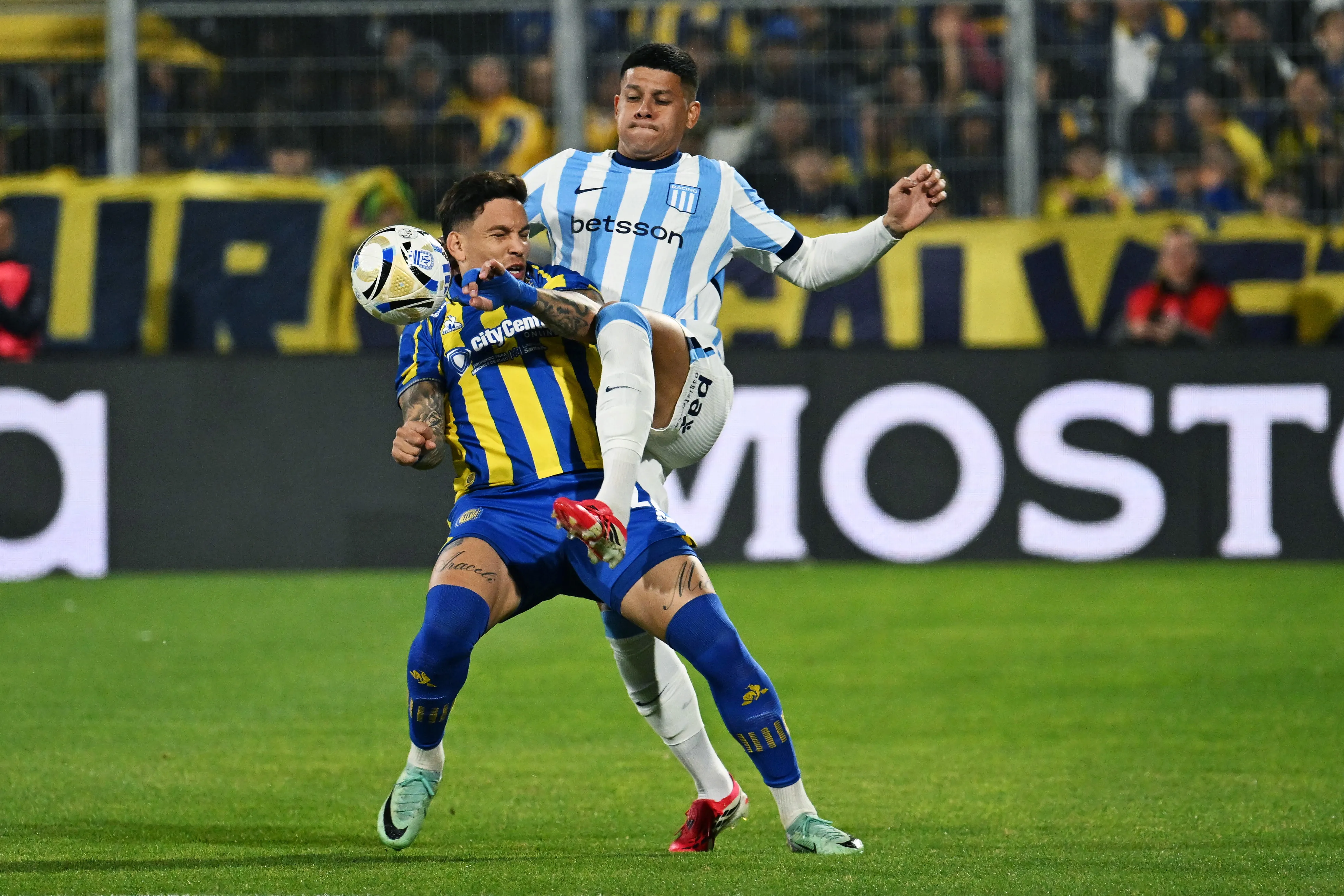 Marcos Rojo marca reciamente a Enzo Copetti en un duelo entre Racing Club vs Rosario Central. (Luciano Bisbal/Getty Images).