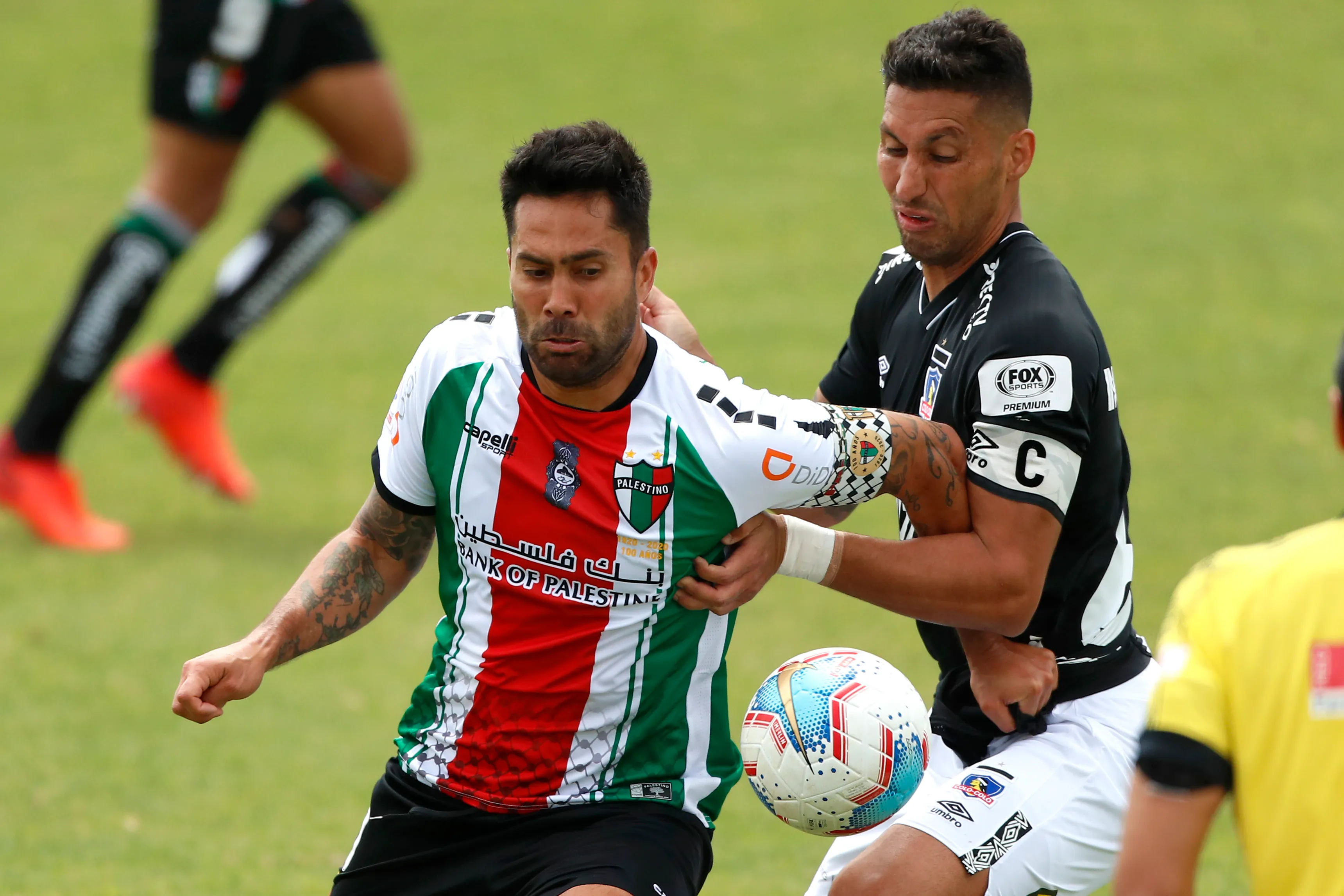 Juan Insaurralde en acción ante Luis Jiménez en un duelo entre Palestino vs Colo Colo. (Andrés Piña/Photosport).
