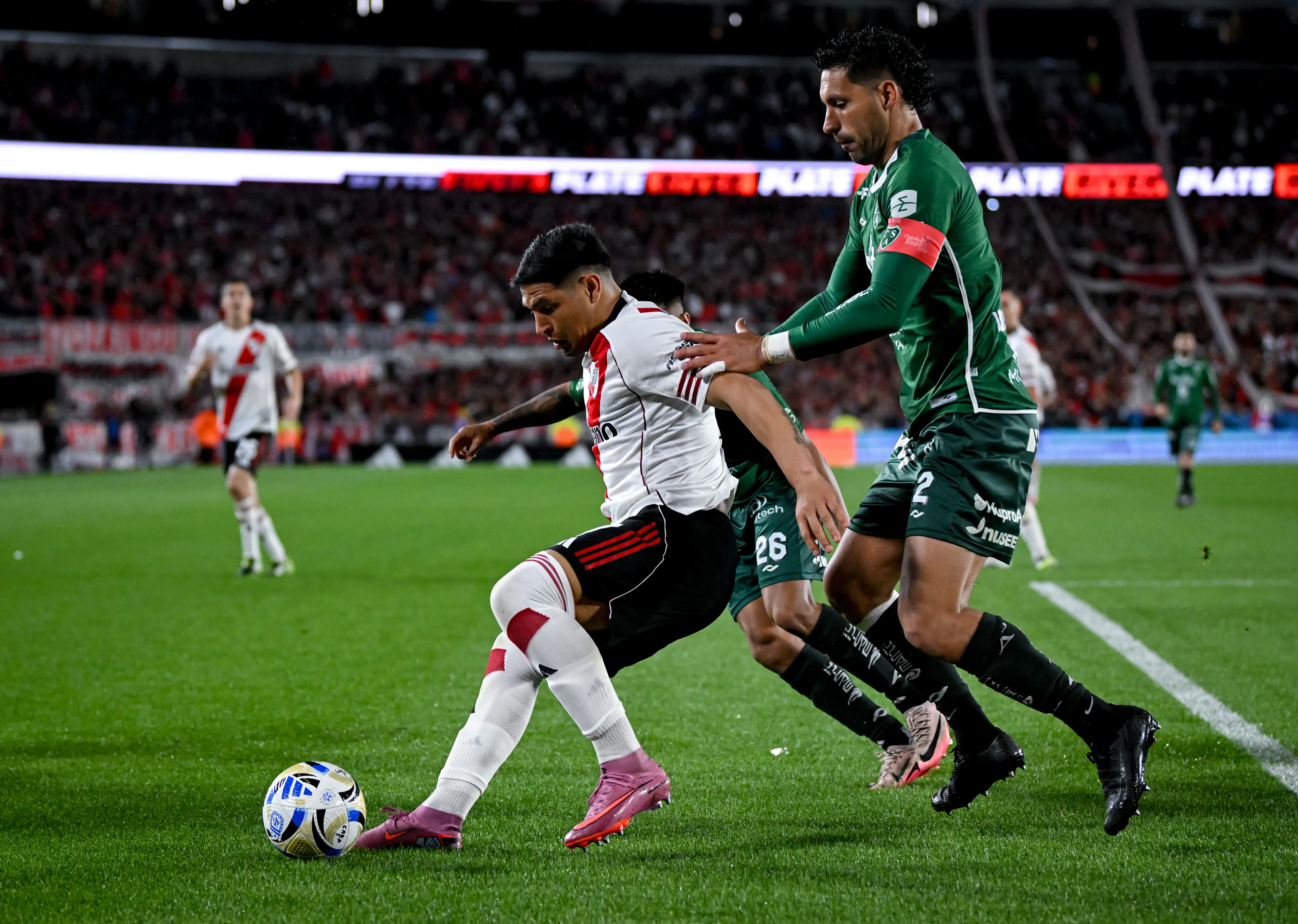 Juan Insaurralde marca a Maxi Salas en un partido entre River Plate vs Sarmiento de Junín. (Marcelo Endelli/Getty Images).