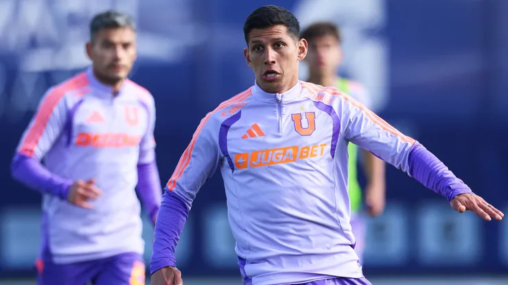 Charles Aránguiz hace fútbol con sus compañeros en el CDA.
