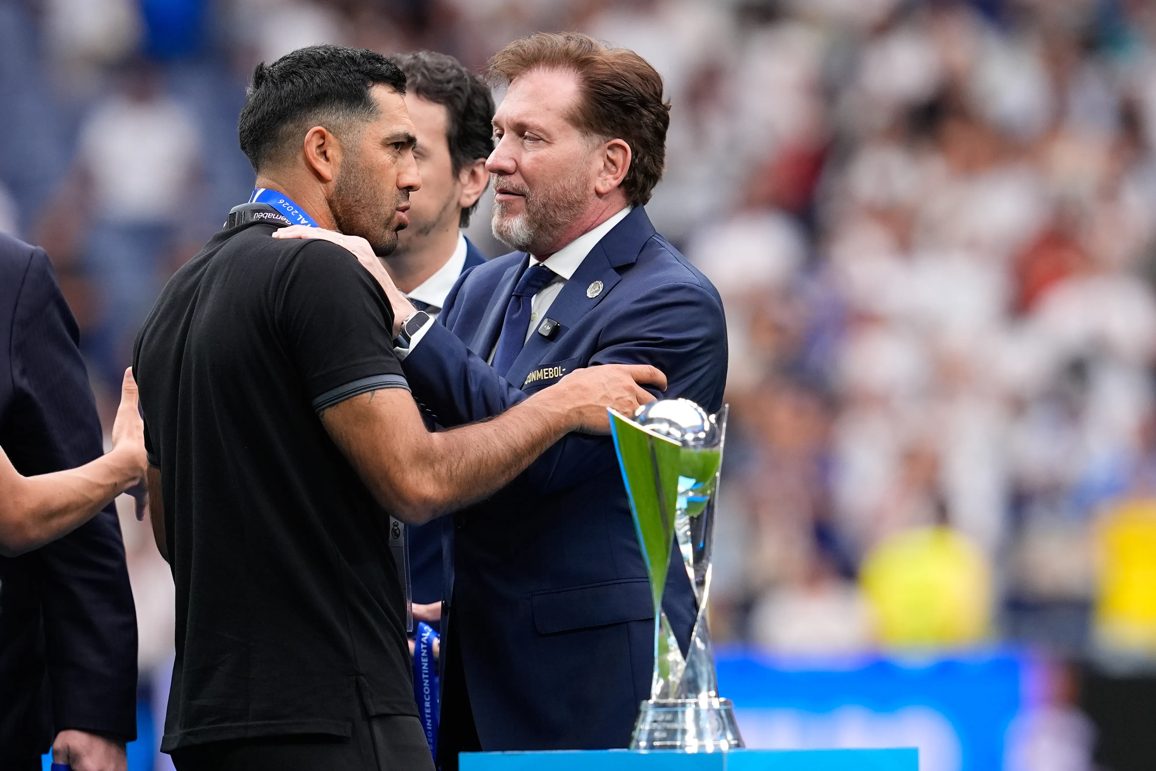 Felipe Salinas recibió la medalla de plata de manos de Alejandro Domínguez, presidente de la Conmebol. (AFP7/Photosport).