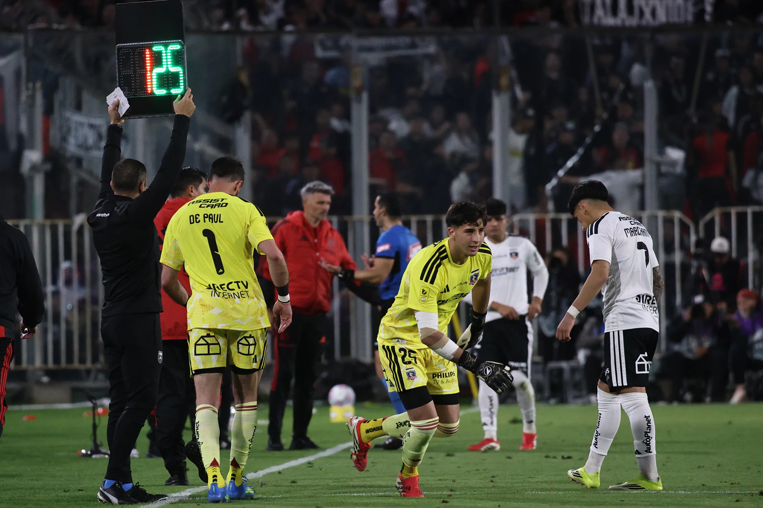 El momento en que Gabriel Maureira reemplazó al lesionado Fernando de Paul vs Palestino. (Diego Martin/Photosport).