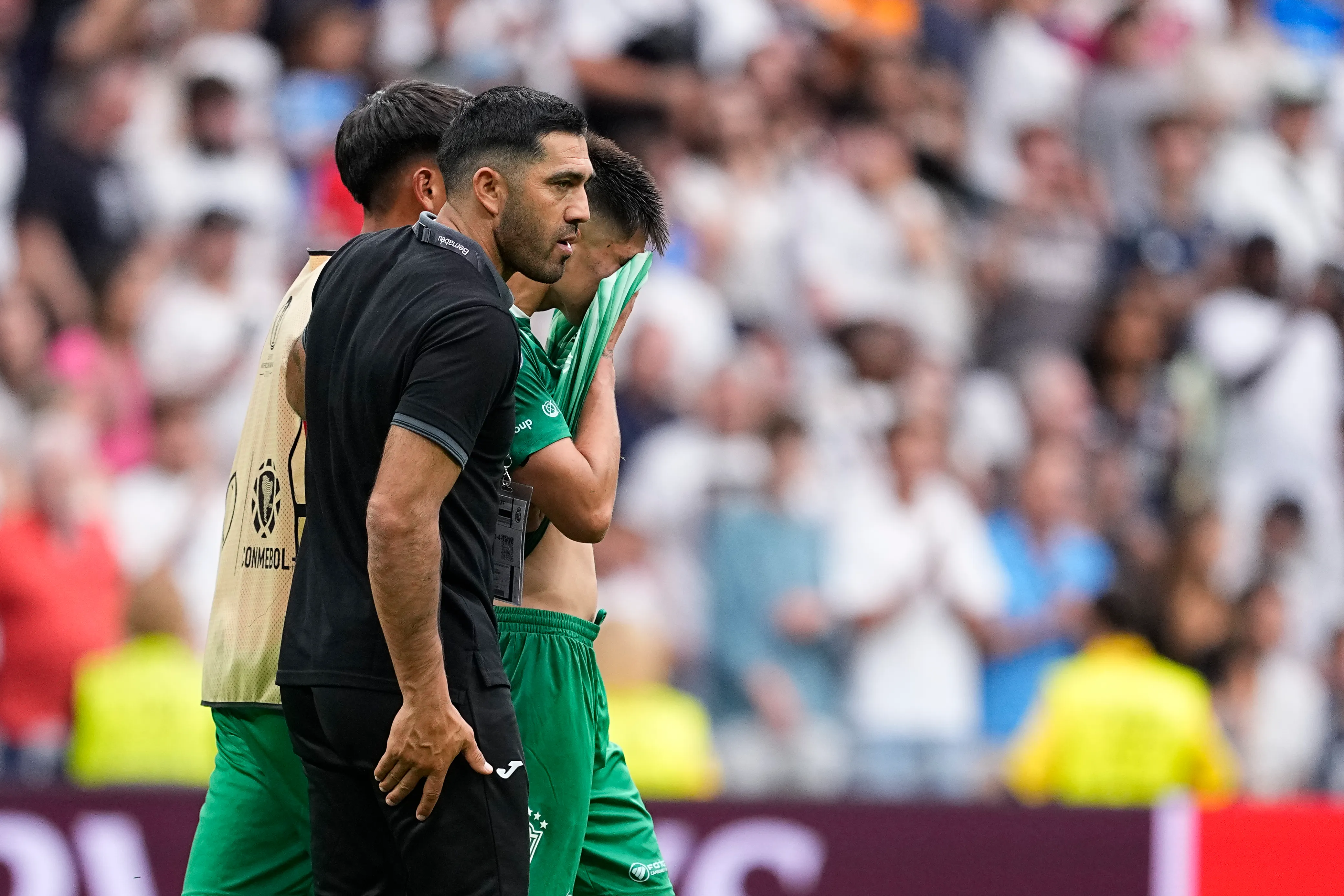 Felipe Salinas intenta levantar a sus pupilos tras la caída vs Real Madrid. (AFP7/Photosport).