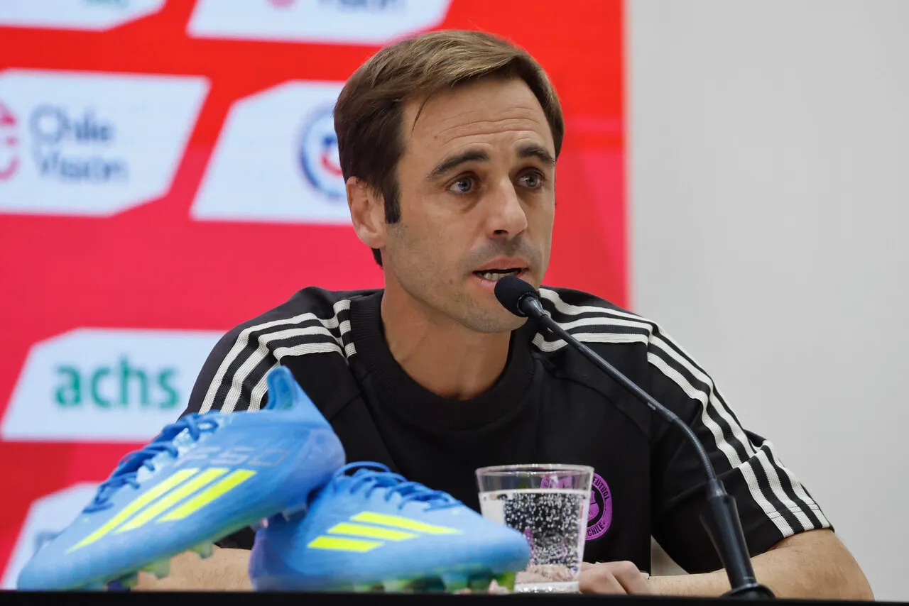 Felipe Correa tiene que elegir al nuevo DT de la Roja. Foto: Photosport