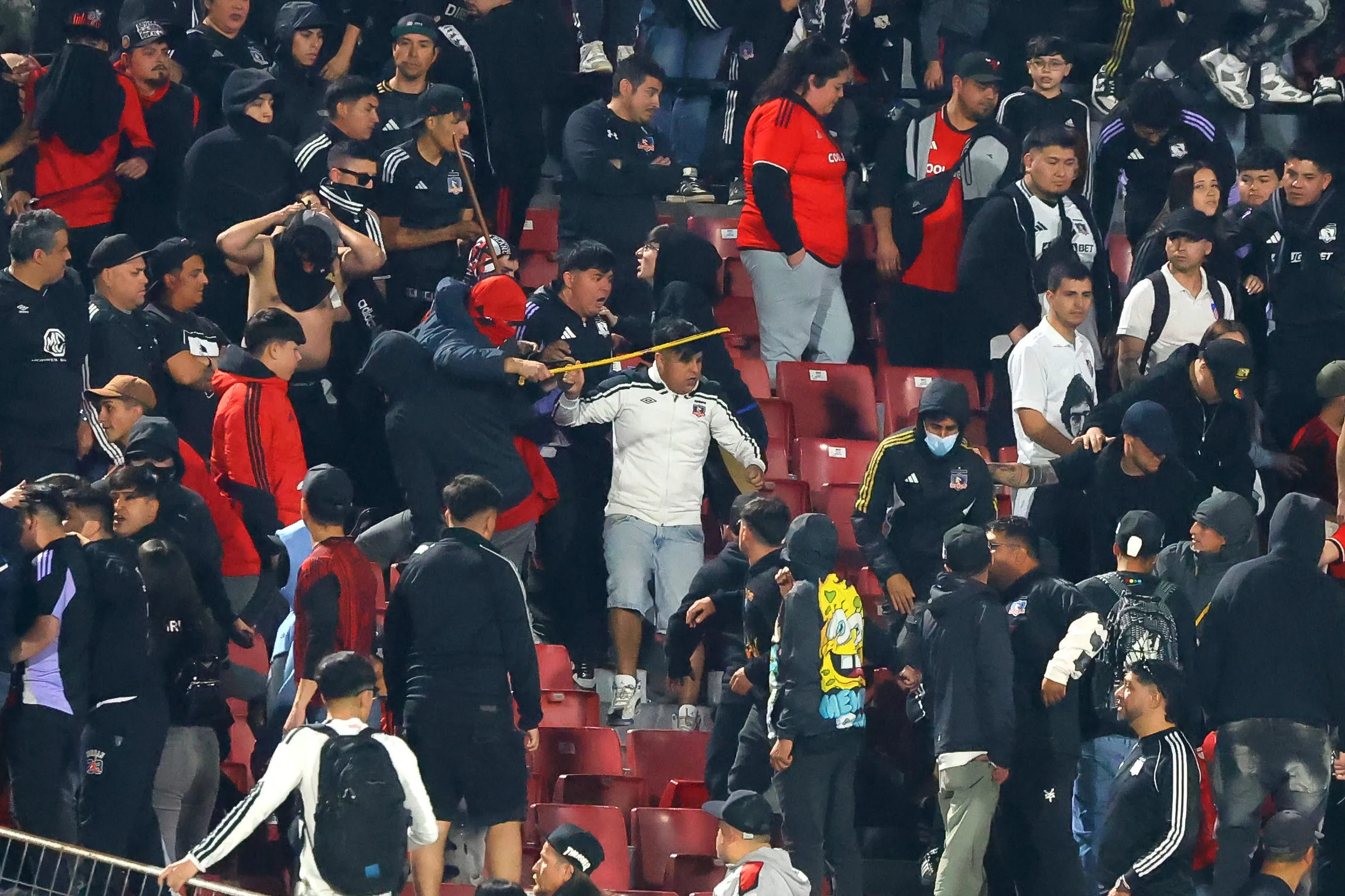 Hinchas de Colo Colo se pelearon entre ellos en el Estadio Nacional. | Foto: Photosport.