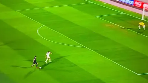 Arturo Vidal le ganó el mano a mano a Damián Pizarro