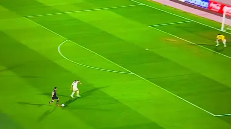 Arturo Vidal le ganó el mano a mano a Damián Pizarro