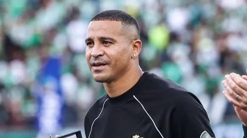 El ex albo le dio con todo a otro que pasó por el Estadio Monumental.