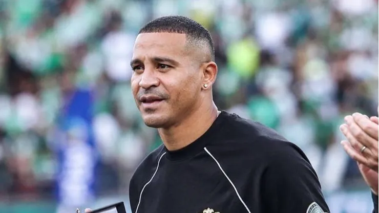 El ex albo le dio con todo a otro que pasó por el Estadio Monumental.