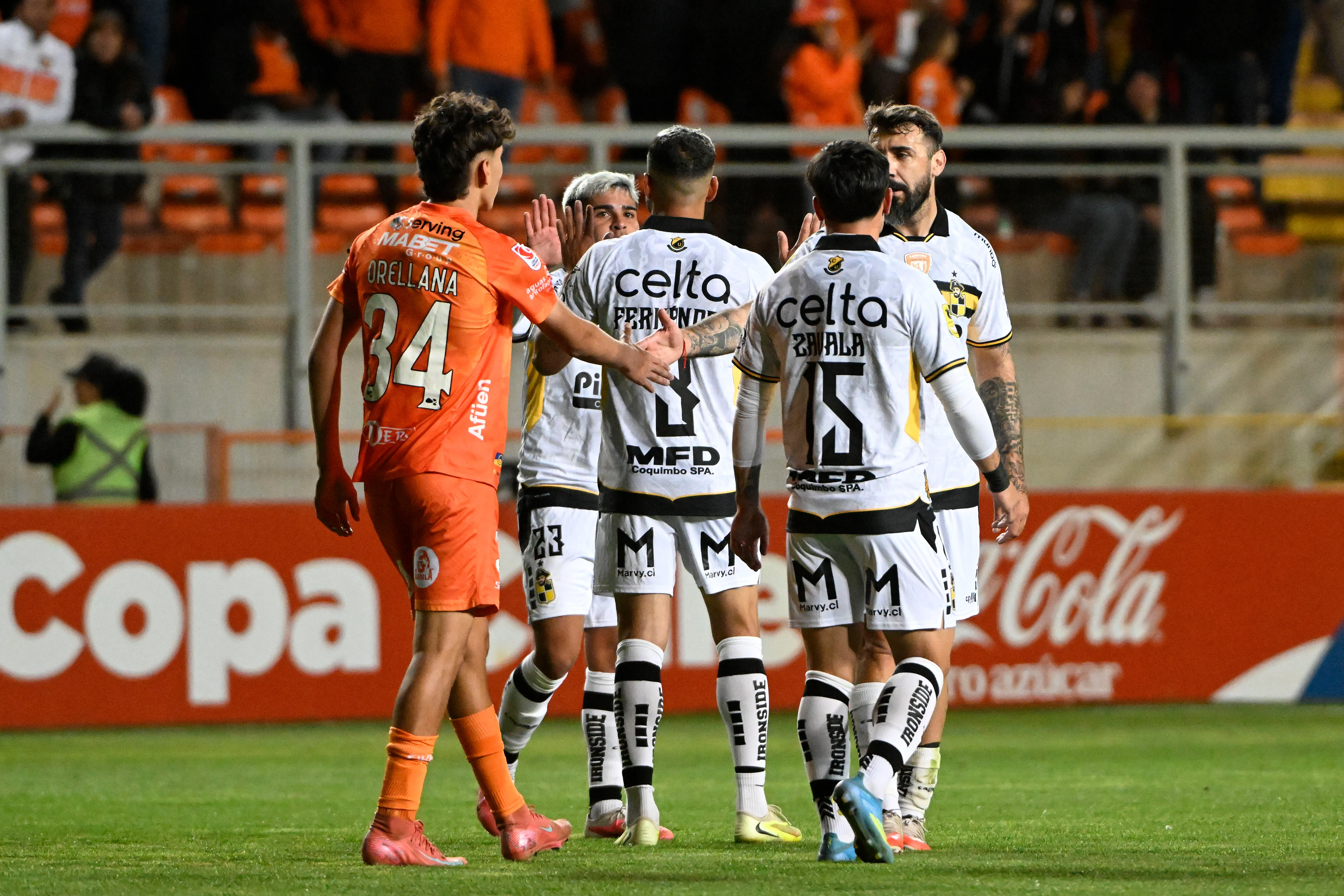 Coquimbo Unido celebra el 2-1 ante Cobreloa en Calama. (Pedro Tapia/Photosport).