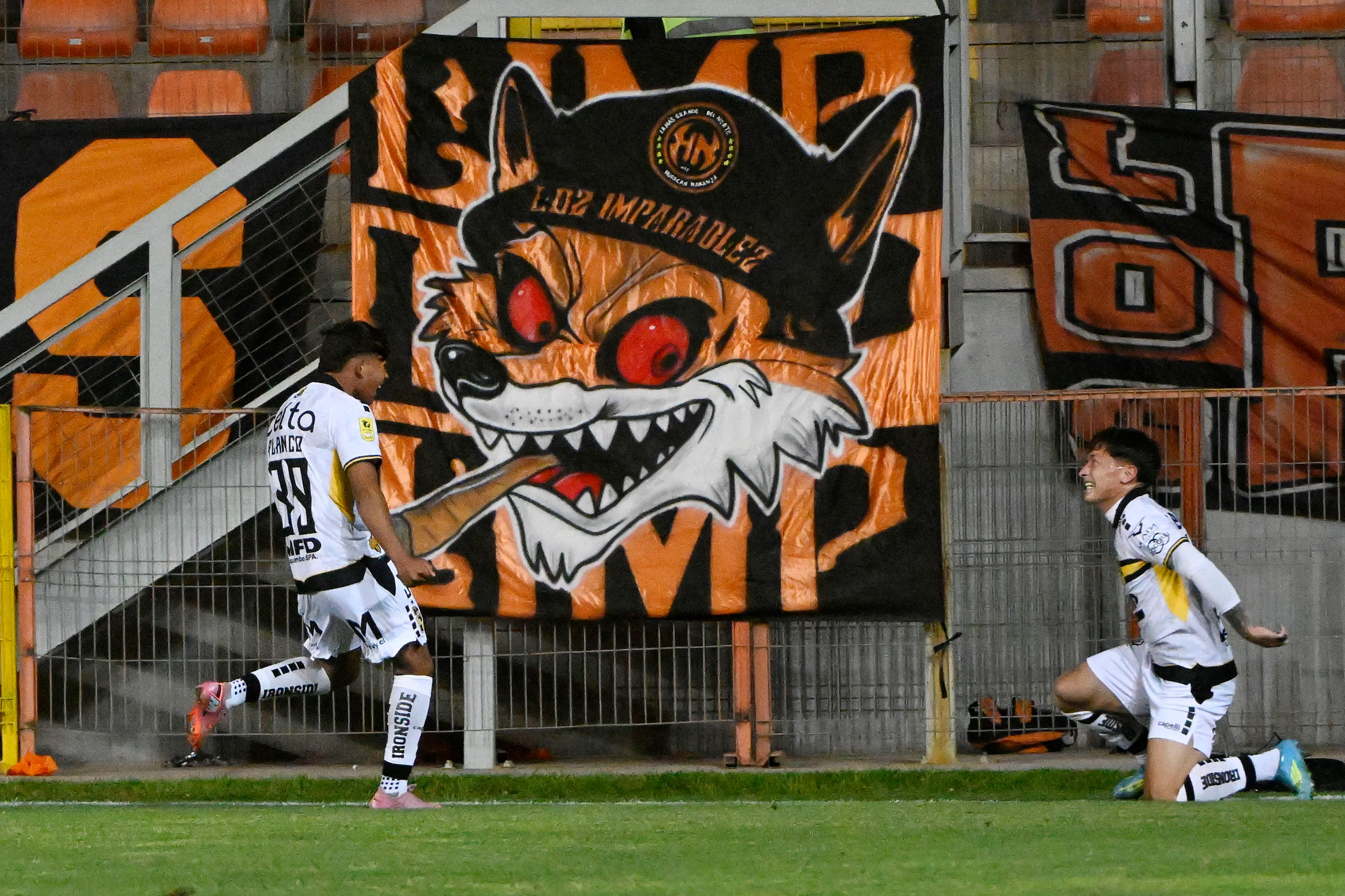 Ythans Blanco celebra el gol que convirtió tras el centro de Cristián Zavala. (Pedro Tapia/Photosport).