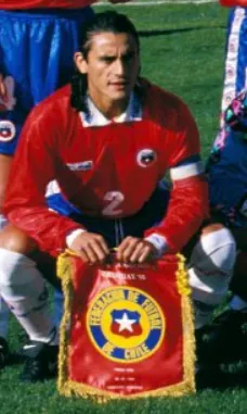 Gabriel Mendoza como capitán de la selección chilena. (Foto: La Roja).