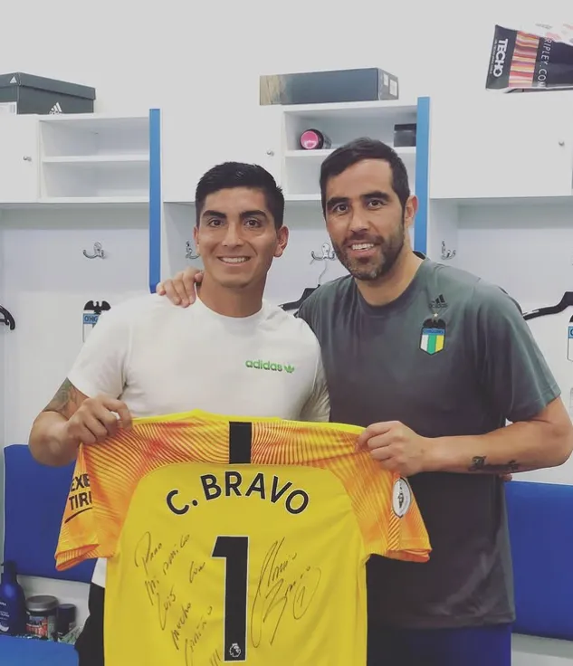 Luis Ureta y este recuerdo de Claudio Bravo obsequiado por el legendario capitán de la Roja. (Foto: Instagram).