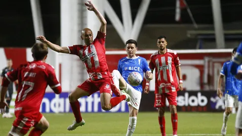 Sebastián Sáez lucha una pelota con Fernando Zuqui en el Nicolás Chahuán Nazar.