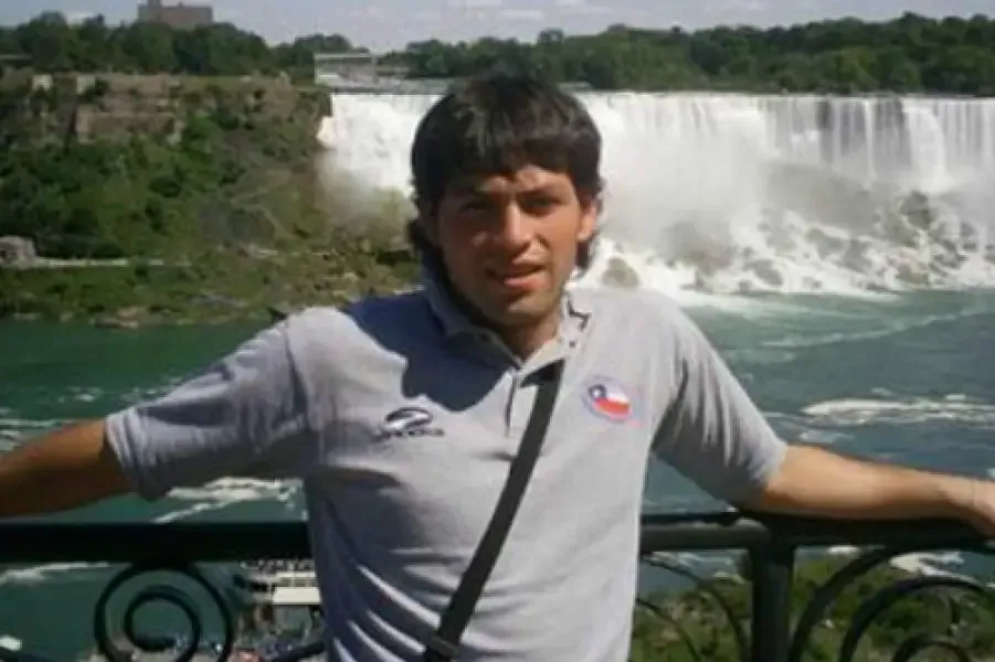 Ronald Valladares en las Cataratas del Niagara en Canadá 2007. Imagen: Archivo
