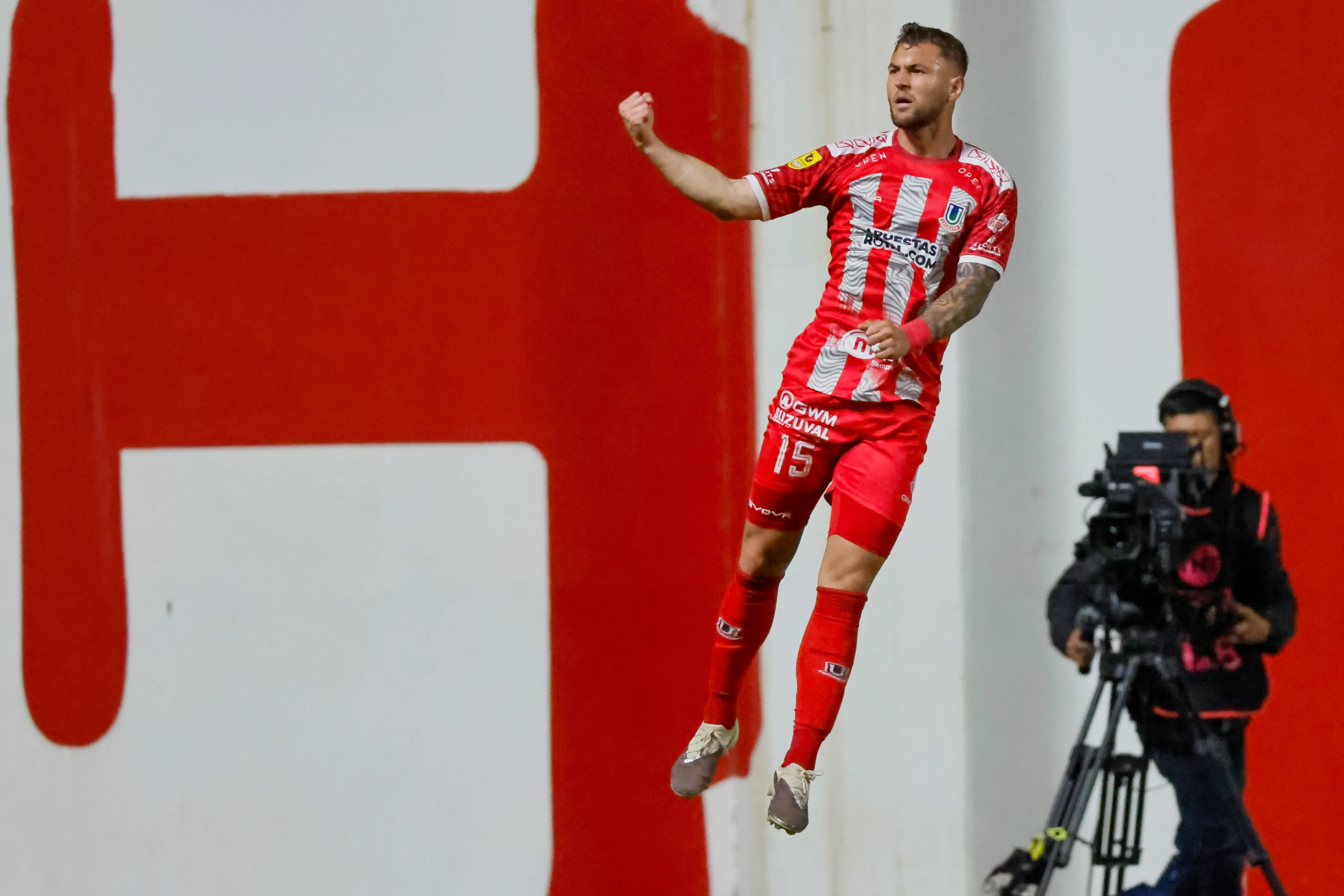 Así festejó Juan Pablo Salomoni el empate de los Cementeros ante la Católica. (Andrés Piña/Photosport).