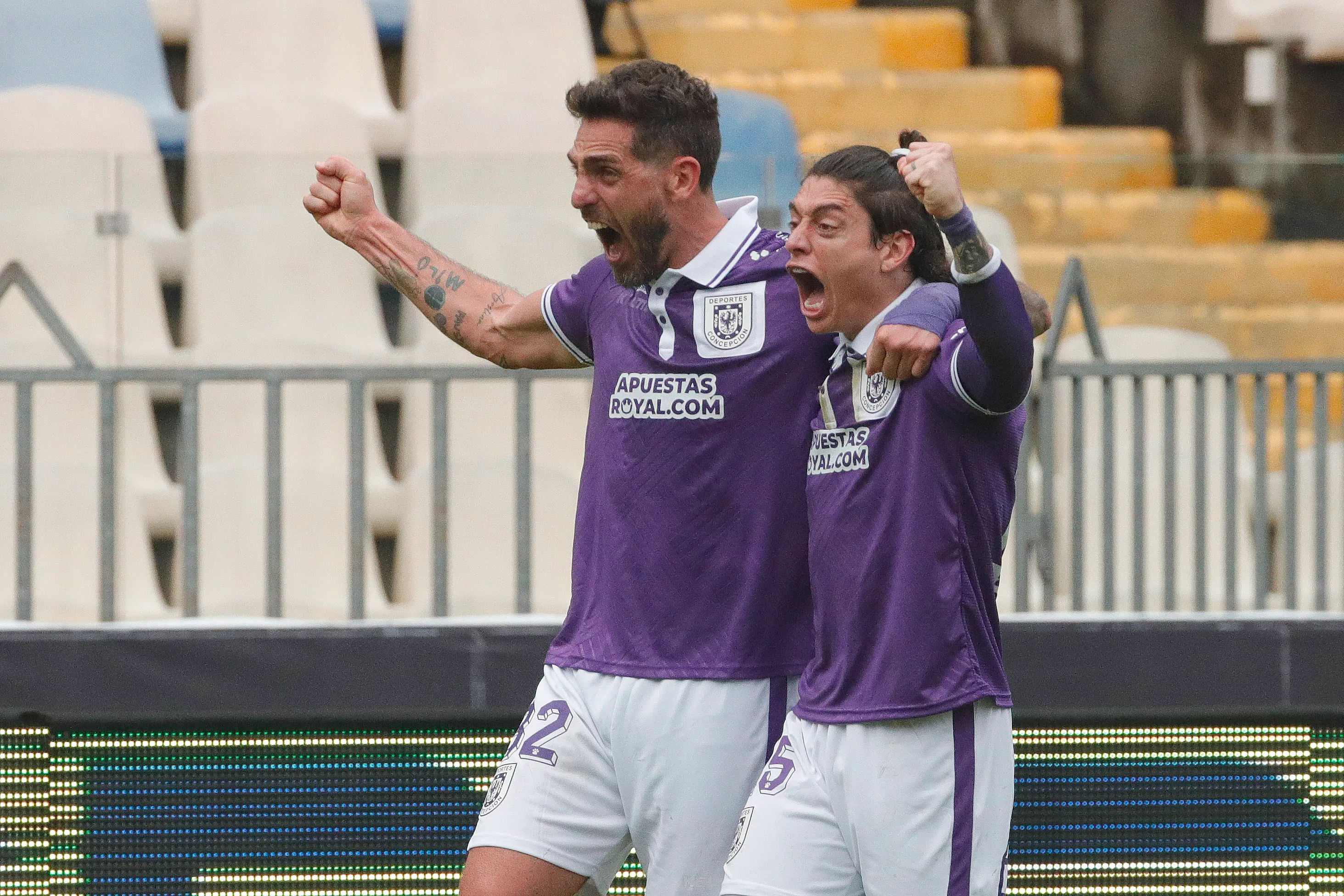 Entre Joaquín Montecinos y Joaquín Larrivey construyeron el cuarto gol del Conce. (Marco Vazquez/Photosport).