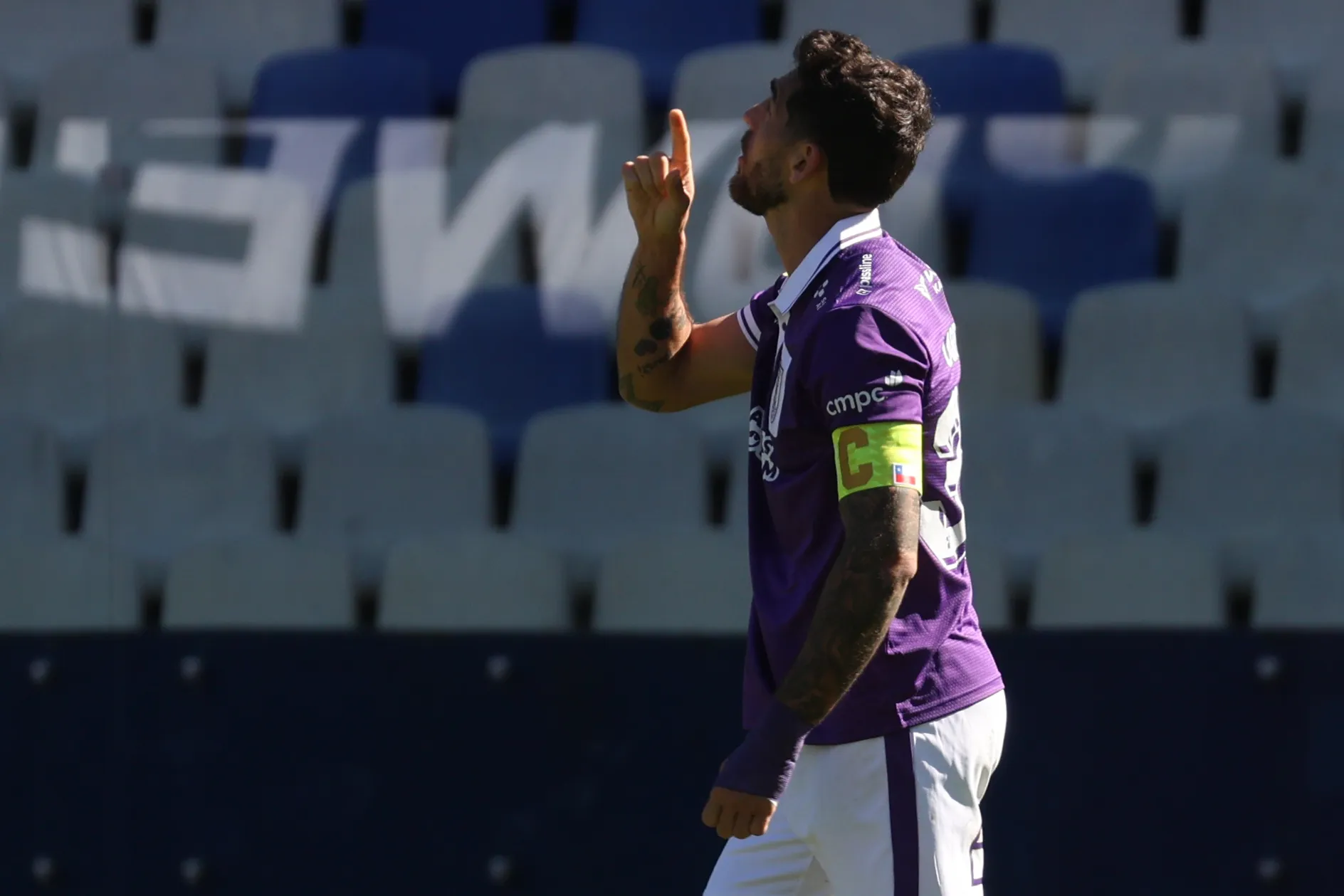 Joaquín Larrivey festejó por duplicado ante los Torteros. (Eduardo Fortes/Photosport).