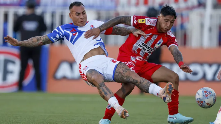 Futbol, Union La Calera vs Universidad de Chile. Fecha 5, Copa de la Liga 2026. El jugador de Universidad de Chile Eduardo Vargas, izquierda, disputa el balon con Camilo Moya de Union La Calera durante el partido de la Copa de la Liga realizado en el estadio Nicolas Chahuan de La Calera, Chile. 10/05/2026 Andres Pina/Photosport Football, Union La Calera vs Universidad de Chile. 5th turn, 2026 Copa de la Liga Championship. Universidad de Chile’s player Eduardo Vargas, left, vies for the ball against Camilo Moya of Union La Calera during a Copa de la Liga Championship match at Nicolas Chahuan stadium in La Calera, Chile. 10/05/2026