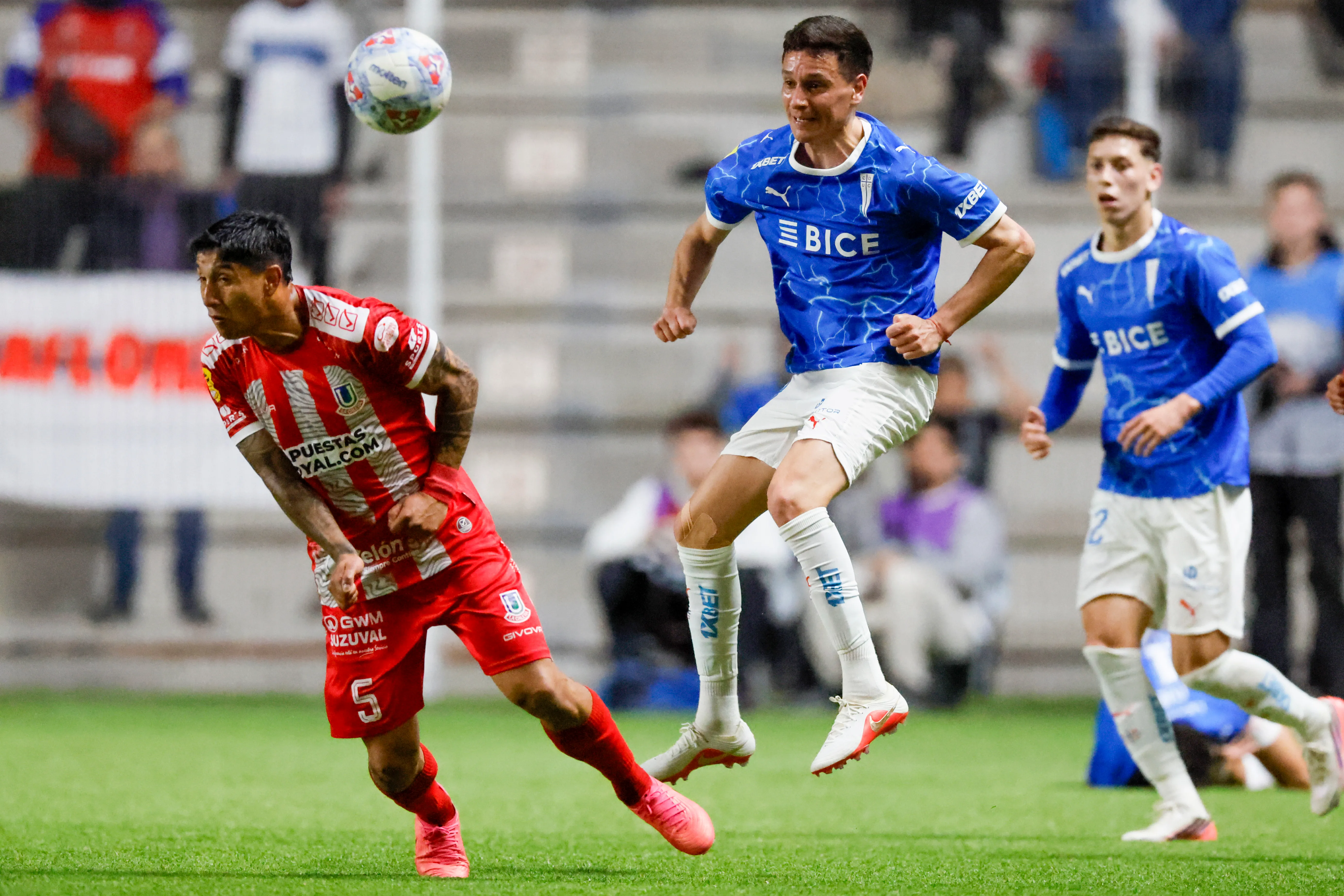 Camilo Moya lucha un balón con el argentino Fernando Zuqui. (Andrés Piña/Photosport).