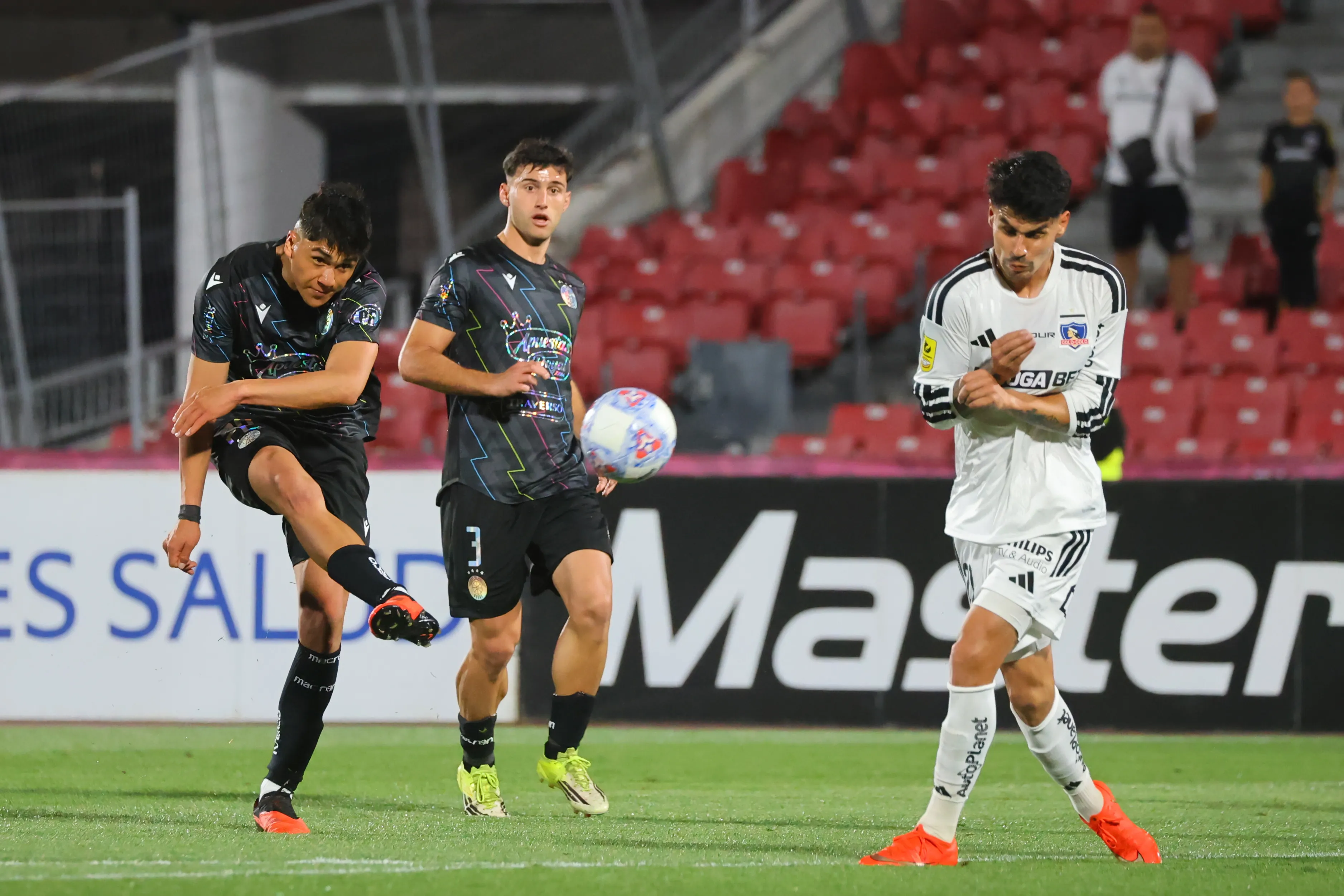 Damián Pizarro en acción ante Colo Colo por los octavos de la Copa Chile. (Jonnathan Oyarzun/Photosport).