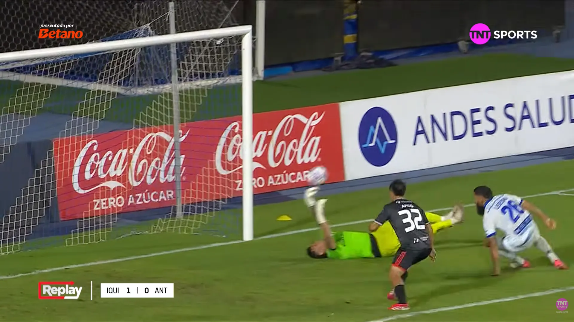 La reacción de Zacarías López ante el inminente gol de Vicente Aros. (Captura TNT Sports).