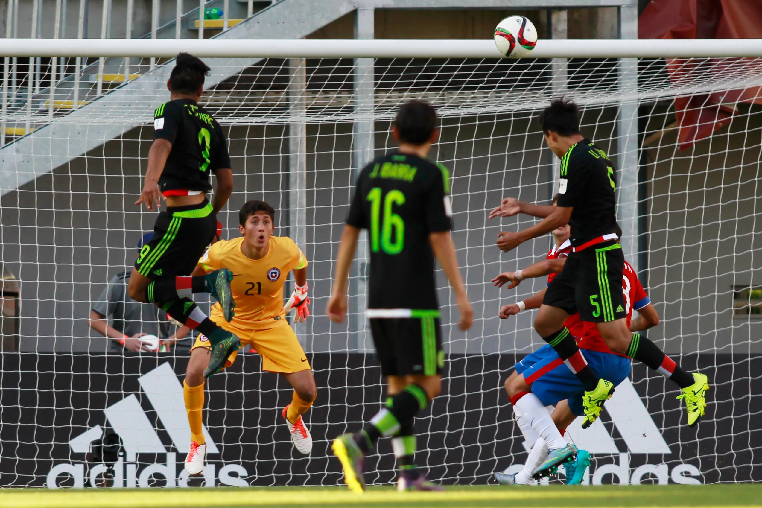 Chile se despidió en los octavos de final del Mundial Sub 17 de 2015: cayó por 4-1 ante México. (Marcelo Hernández/Photosport).