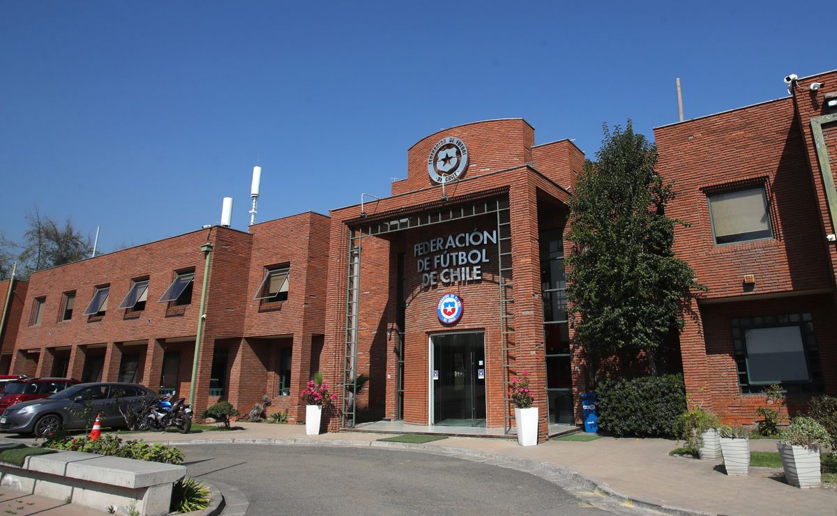Sufre club que pelea el título en el fútbol chileno: seis fechas de castigo a jugador tras escupir a rival