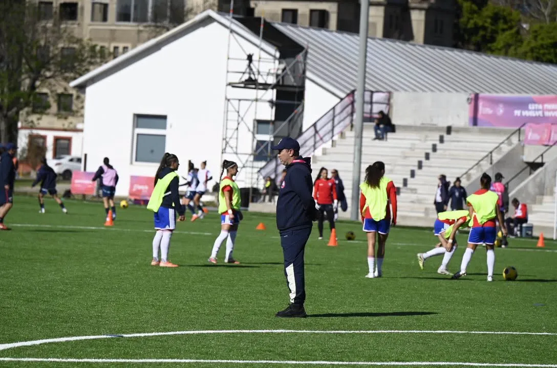 Luis Mena no pudo traerse el Oro de los Odesur 2026 con la selección chilena femenina. | Foto: ANFP.