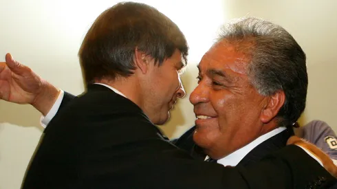 Reinaldo Sánchez le dio el testimonio de la ANFP a Harold Mayne-Nicholls.