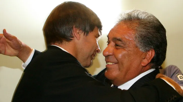 Reinaldo Sánchez le dio el testimonio de la ANFP a Harold Mayne-Nicholls.