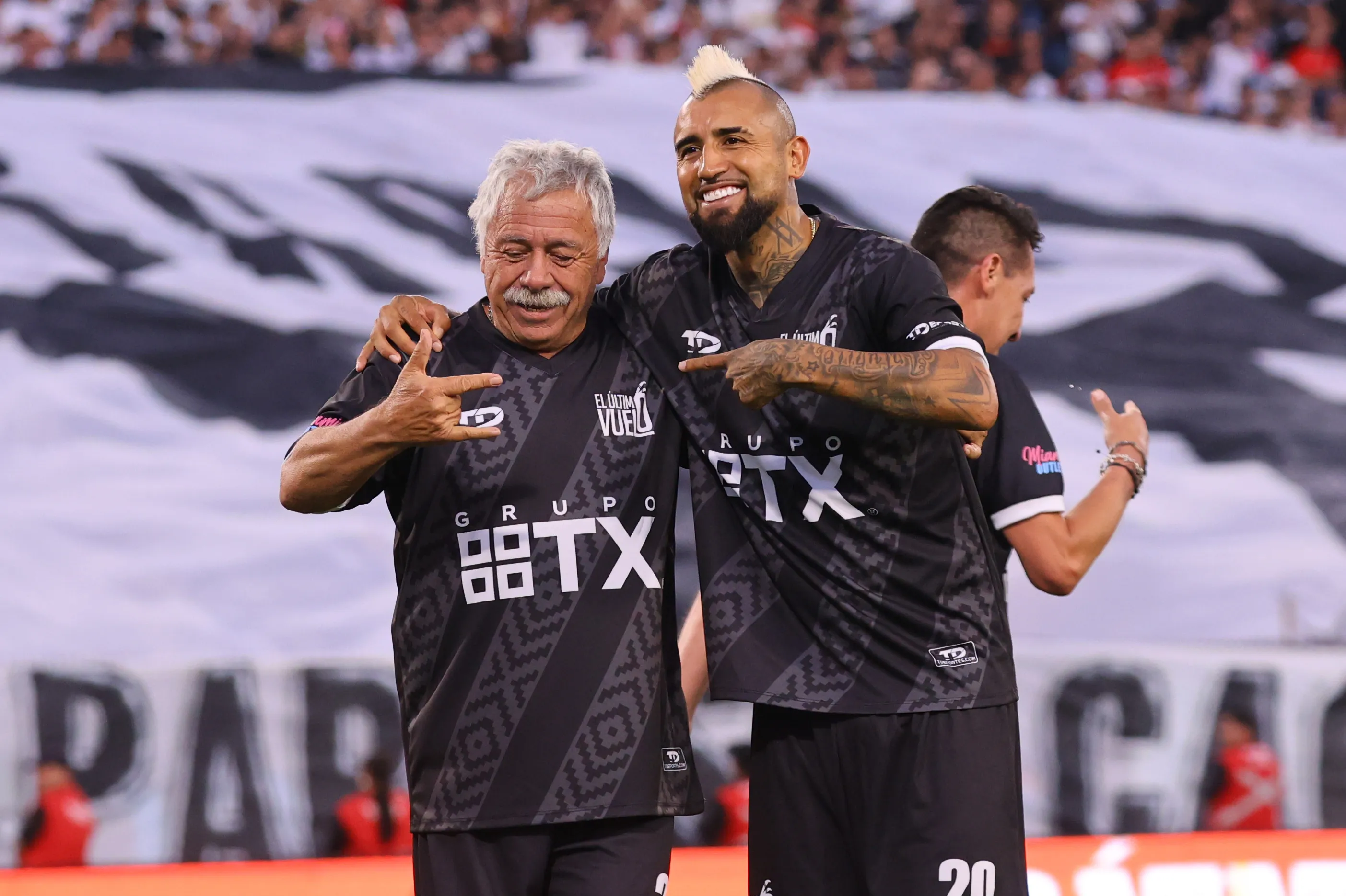 Arturo Vidal y Carlos Caszely festejan en la despedida de Jaime Valdés. (Marcelo Hernández/Photosport).