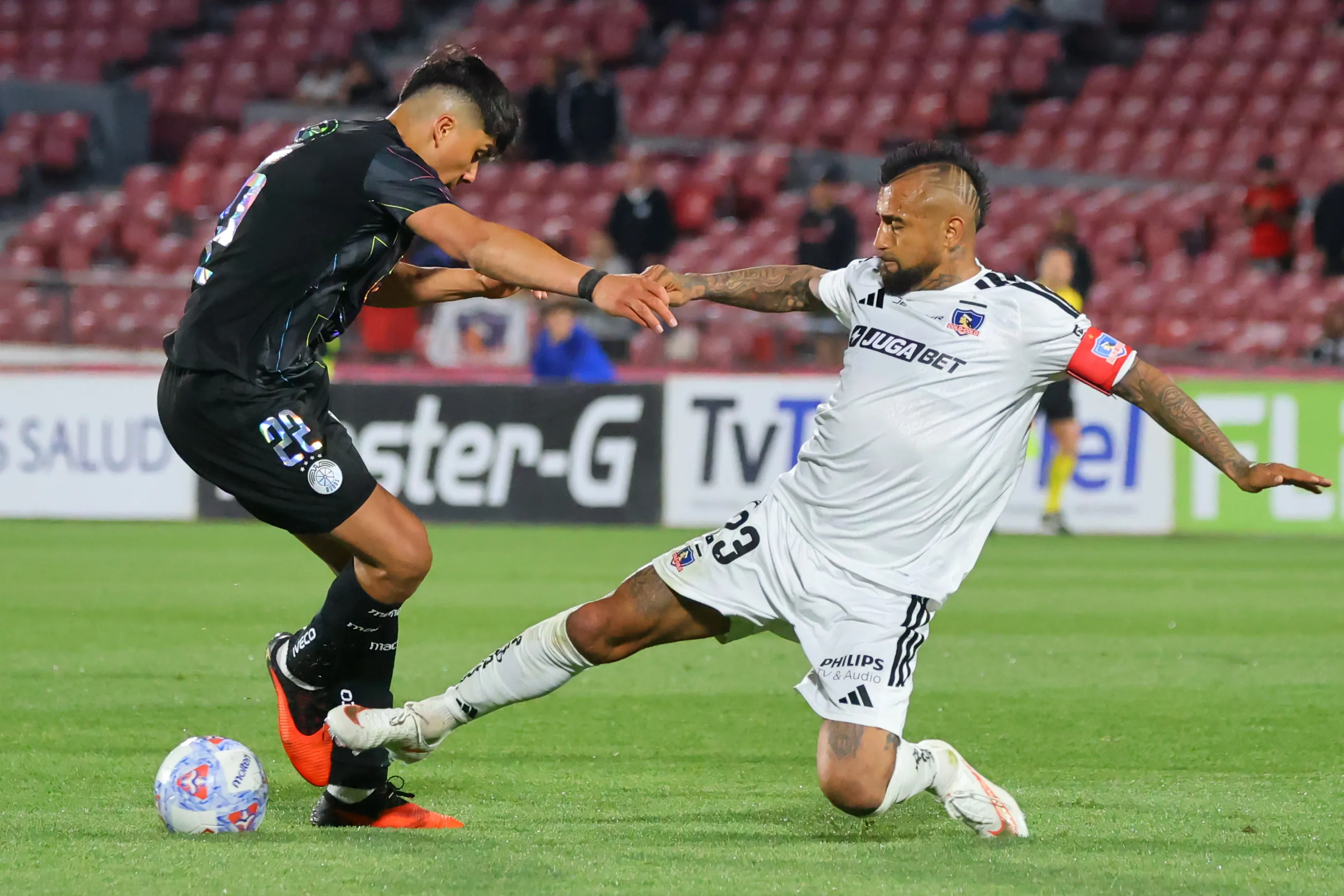 Arturo Vidal le ganó un mano a mano a Damián Pizarro en la Copa Chile. (Jonnathan Oyarzun/Photosport).