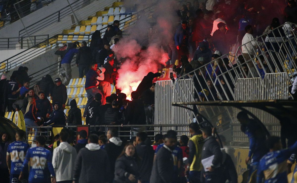 No se vio en TV: Lanzamiento de fuegos artificiales pusieron en peligro a jugadores de Everton y la U