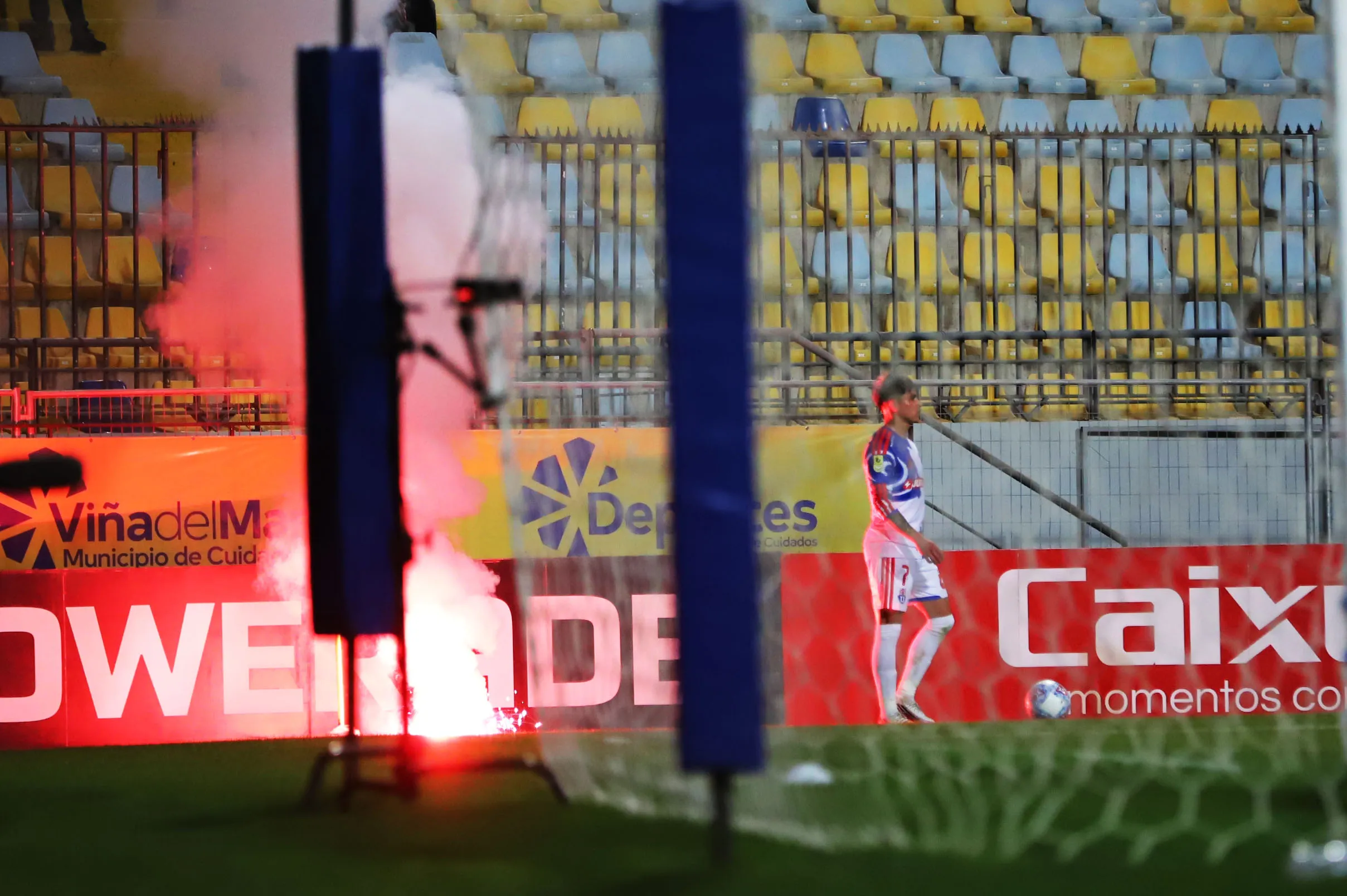 Bengalas en la cancha del Sausalito provocaron la suspensión del partido de ida entre Everton y Universidad de Chile