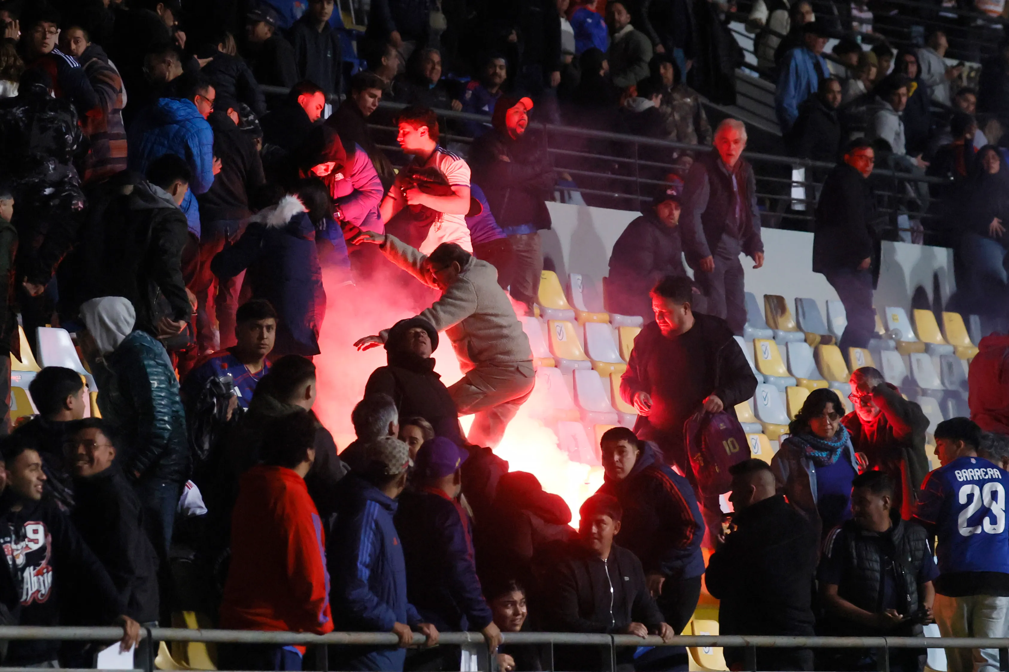 Graves incidentes se registraron en el Estadio Sausalito: Esto obligó la suspensión del Everton vs U de chile