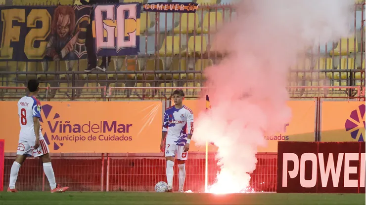 Lanzamiento de bengalas obligó a la suspensión de partido en el Sausalito: Maxi Guerrero fue uno de los que corrió peligro