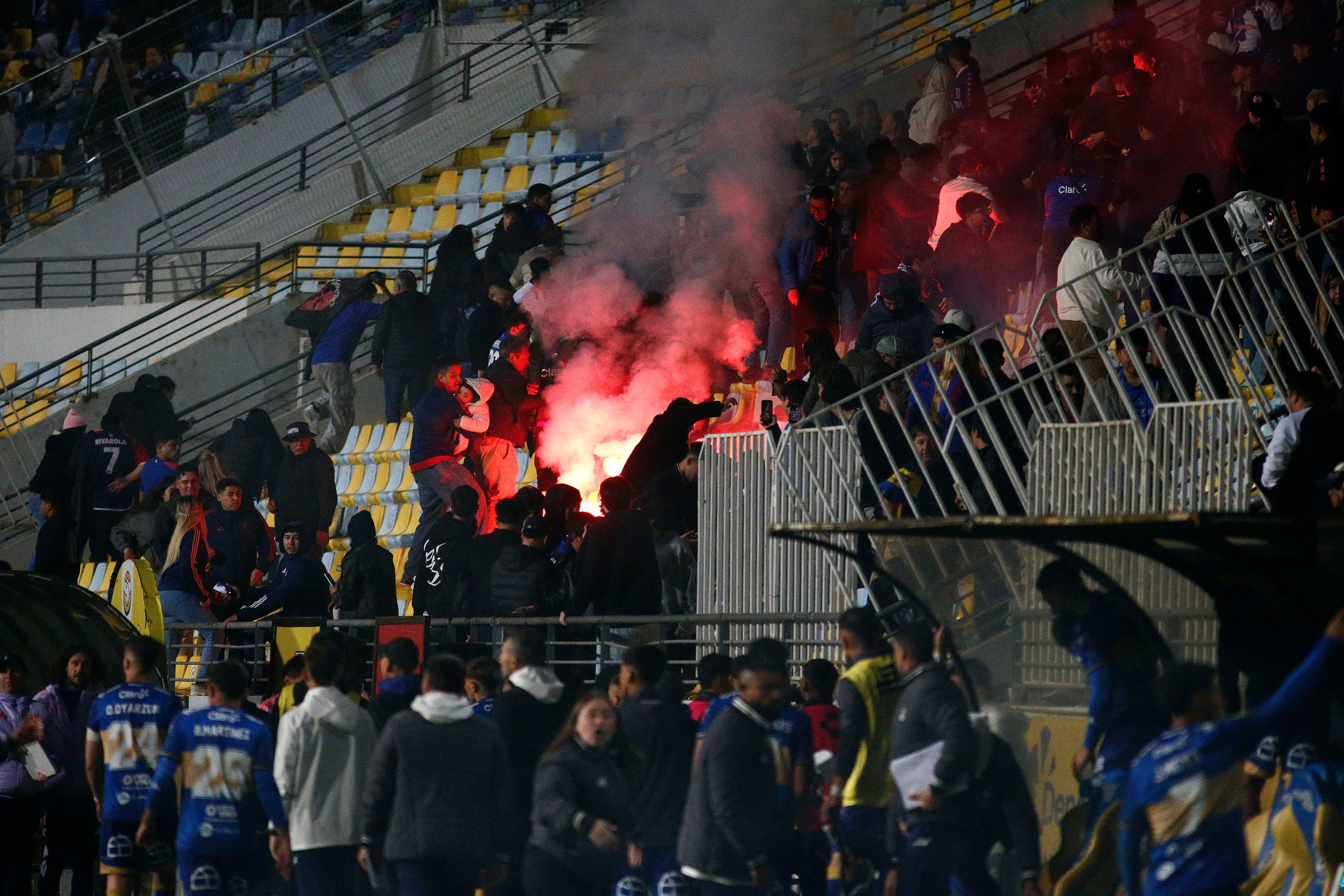 Los hinchas de la U lanzaron bengalas a la tribuna oficial de Sausalito. Foto: Manuel Lema/Photosport