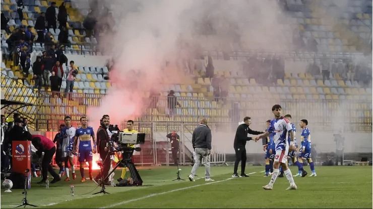 Este viernes se define qué pasará con el partido entre Everton y la U
