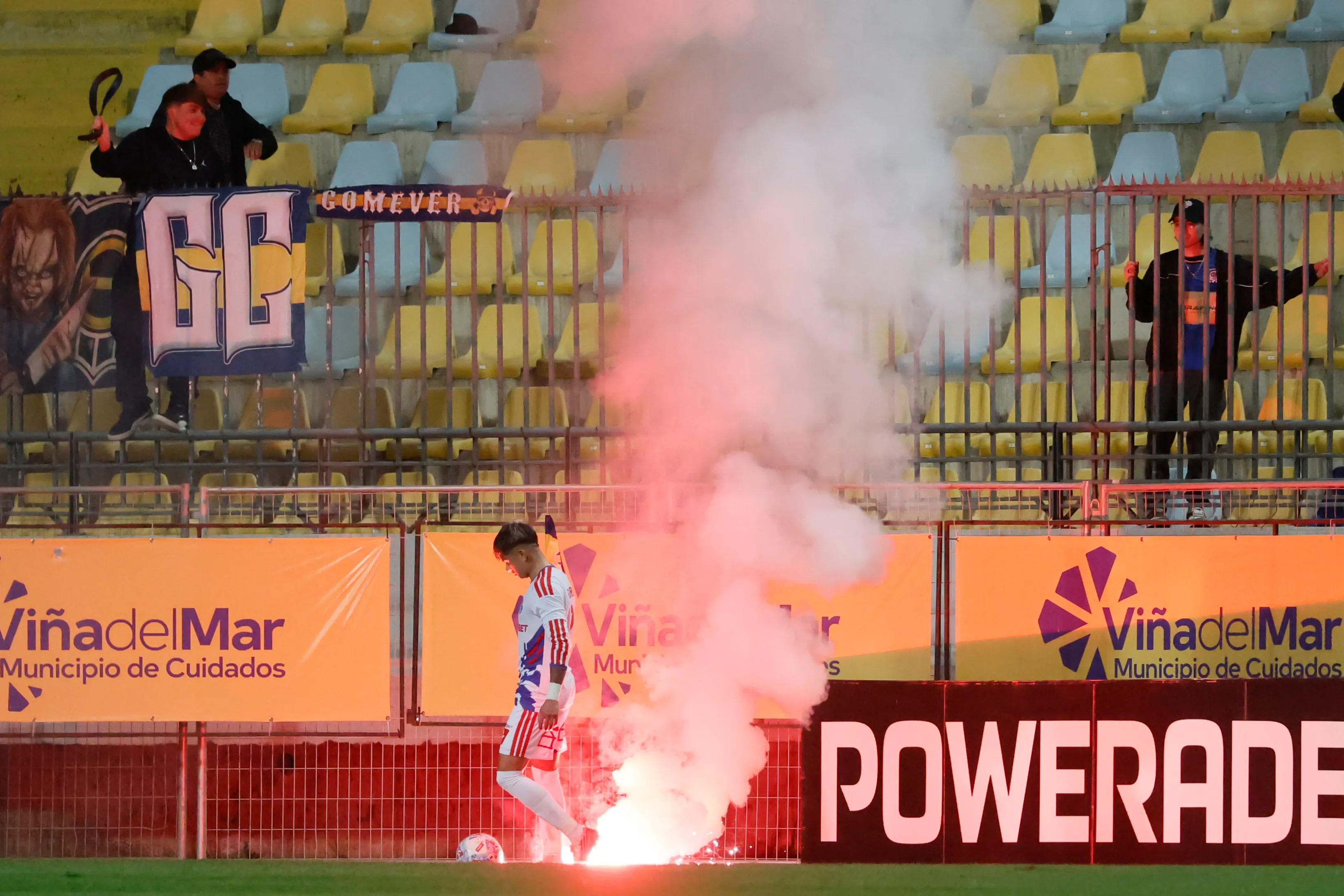 Los fuegos artificiales cayeron incluso cera de los jugadores de la U. Foto: Sebastian Cisternas/Photosport