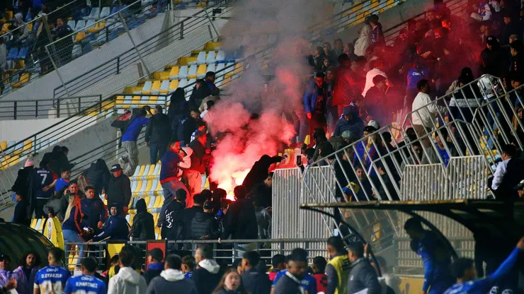 El duelo entre Everton y la U se suspendió por graves incidentes.