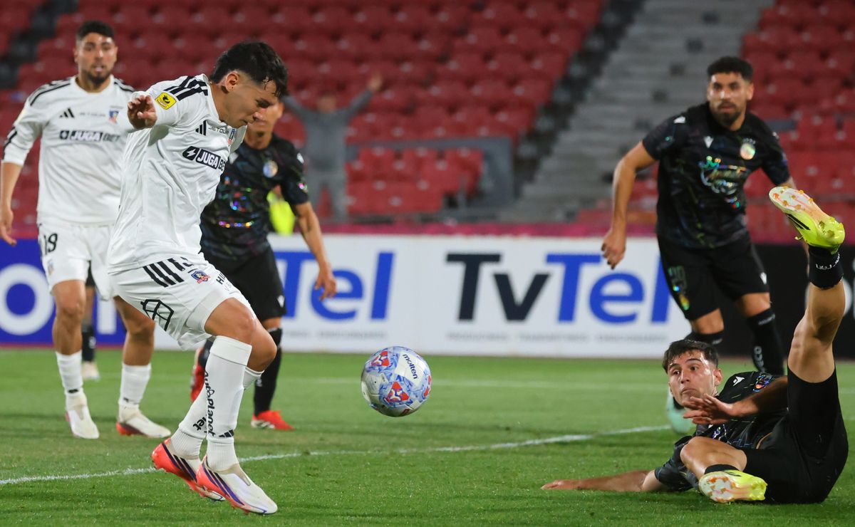 Llegó a Colo Colo como figura, perdió el puesto una vez más y lo revientan: “No lo formaron para ganar”