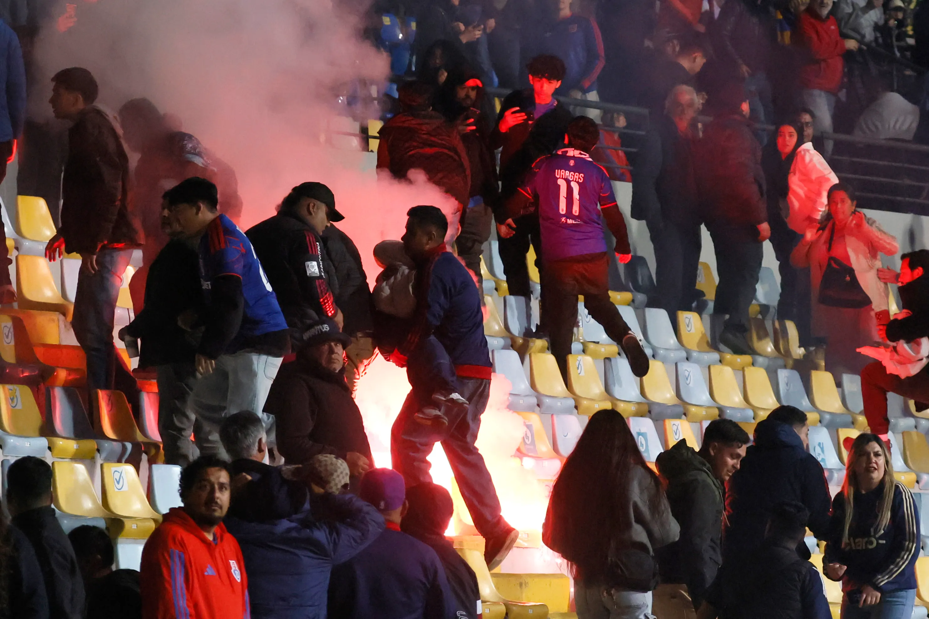 Los fuegos artificiales incluso le dieron a los hinchas en Tribuna. Foto: Sebastian Cisternas/Photosport
