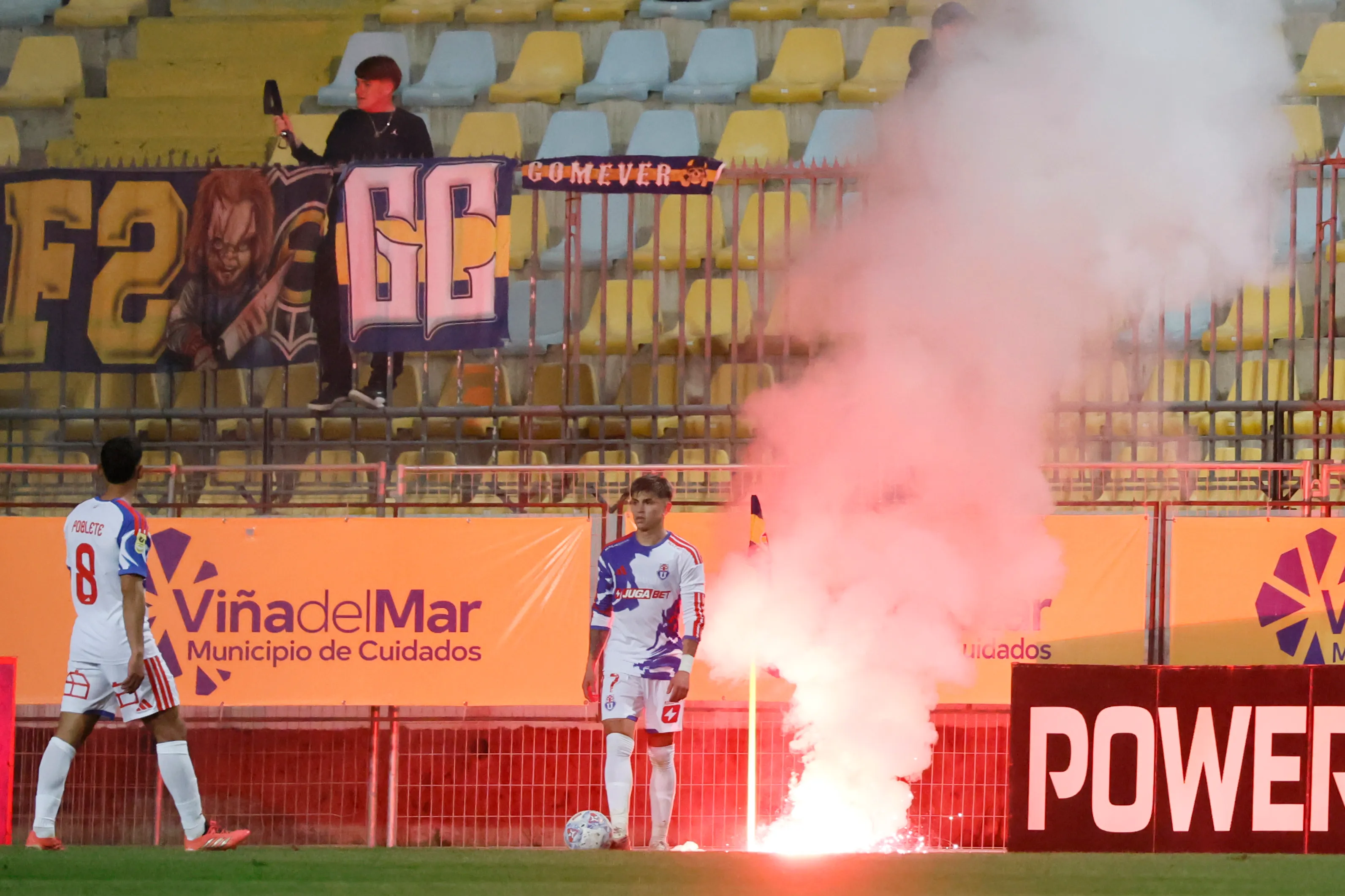 Maximiliano Guerrero casi es alcanzado por la bengala lanzada por hinchas de la U. Imagen: Photosport