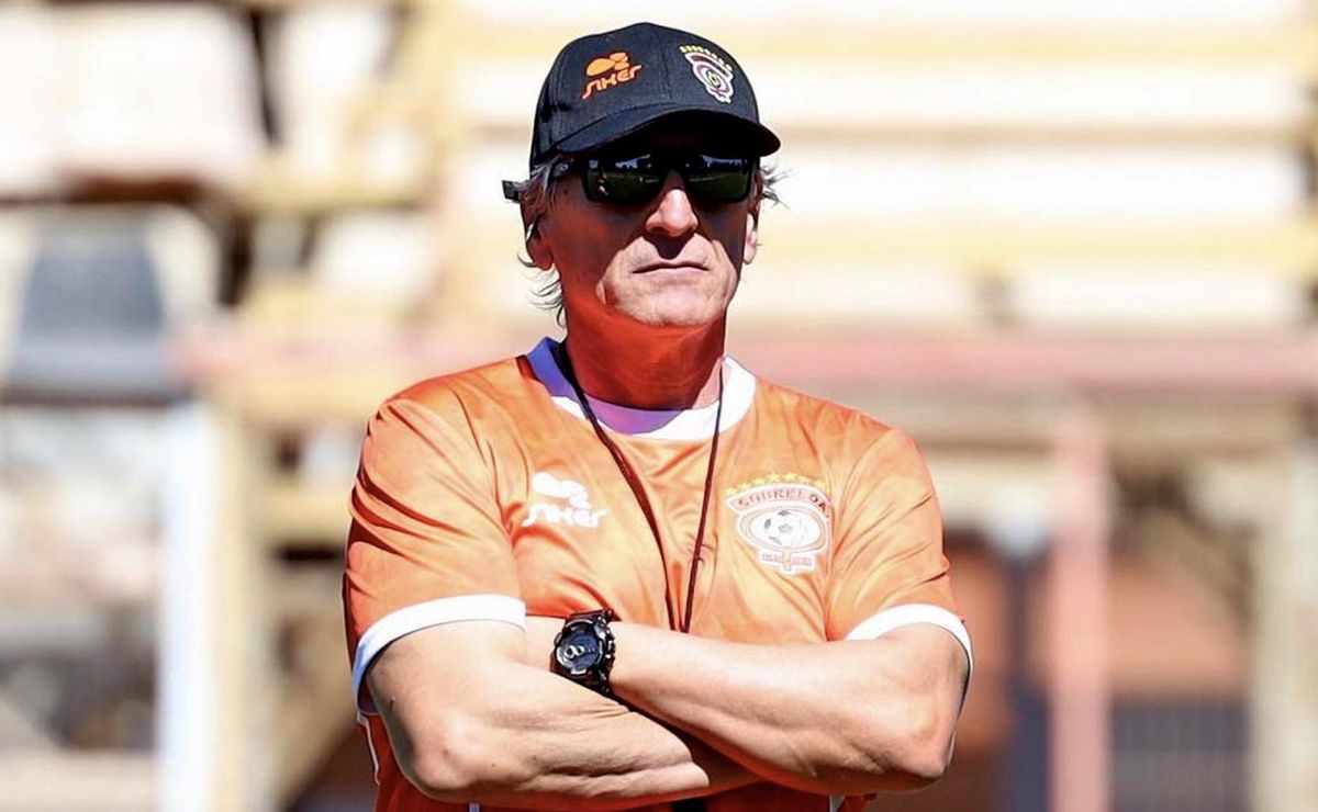Mario Salas toma drástica decisión con futuro de Rivaldo Hernández: “Muchas condiciones, pero…”