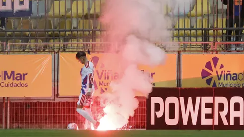 El momento del primer bengalazo junto al jugador Maxi Guerrero.
